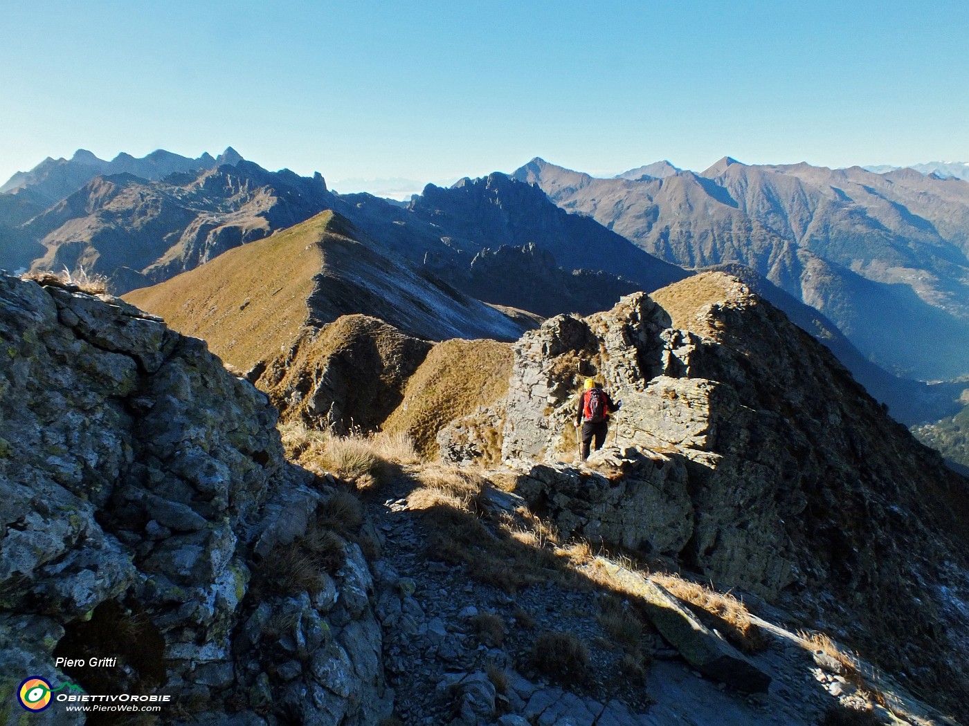 63 Saliscendi in cresta verso il Monte di Sopra .JPG